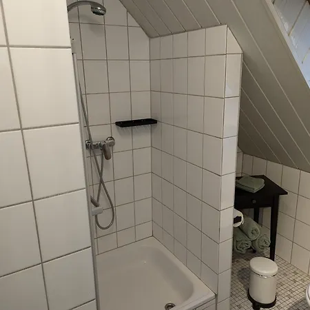Plytjes Bude, 15207 *